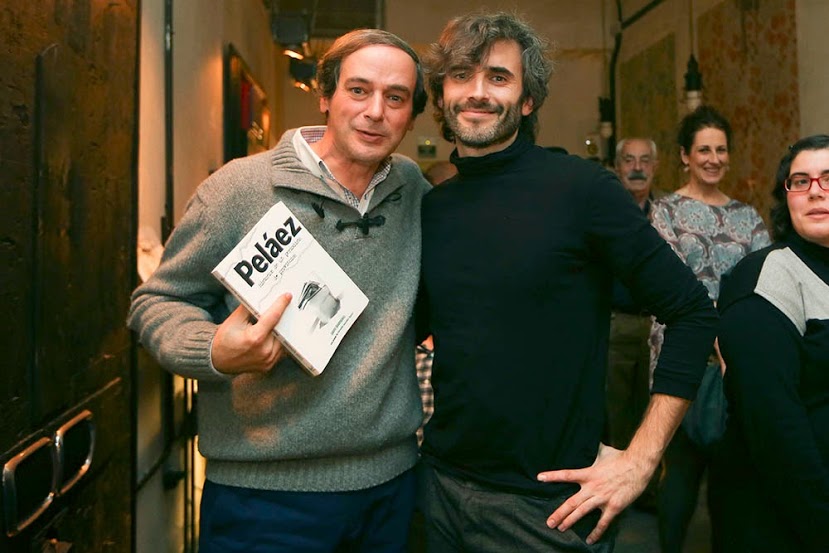 El periodista Isaías Lafuente junto al "padre" de Peláez, David Barreiro, durante la presentación en Madrid.