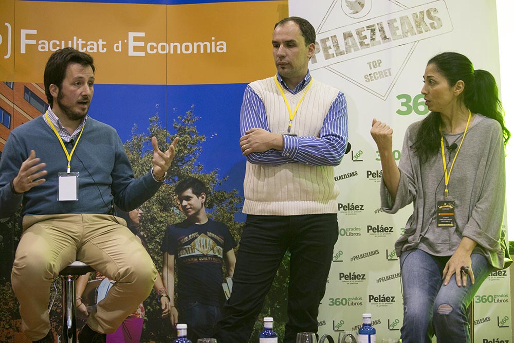 Tristán Elósegui y Fani Grande debaten bajo la atenta mirada del editor Óscar Delgado.