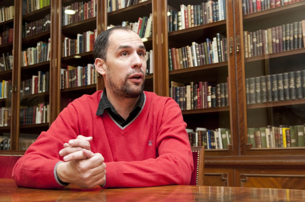 El editor Óscar Delgado durante la entrevista con la APM. Foto: Elena Hidalgo.